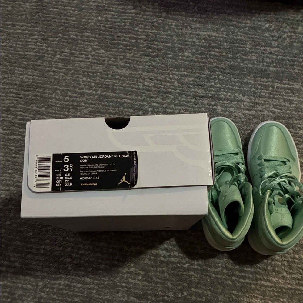 Woman’s Air Jordan 1 Ret High SOH, size 5 - Picture 8 of 8